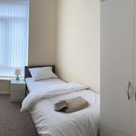 Rooms 7 Minutes From Etihad Manchester Exterior photo